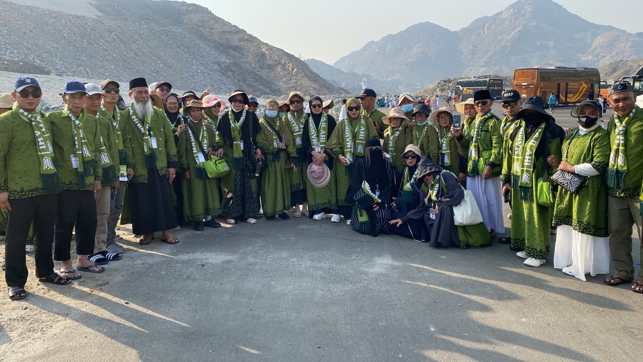 berfoto di kaki Jabal Nur