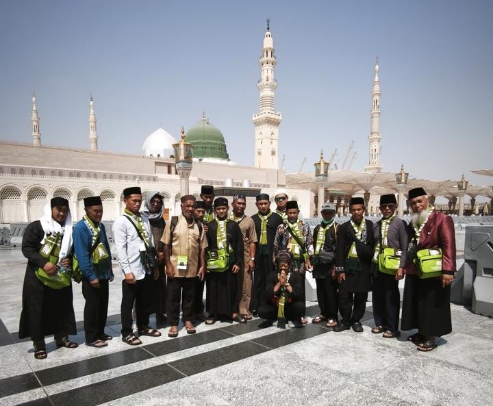 di depan masjid nabawi